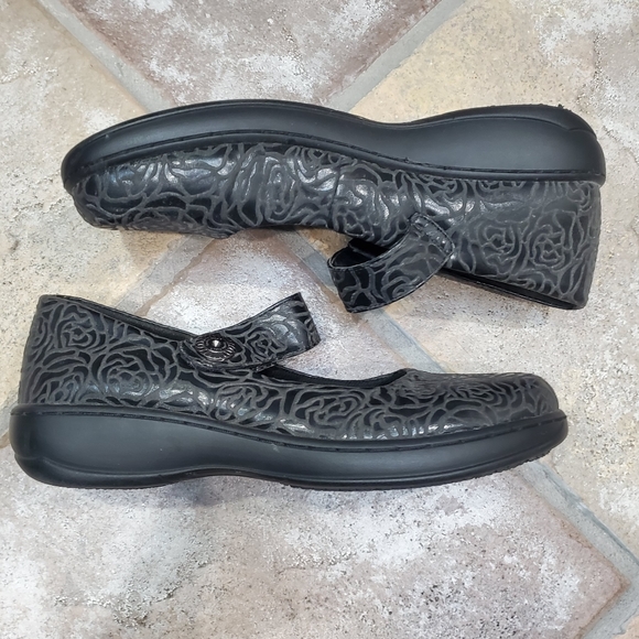 Spring Step Mary Janes - Picture 2 of 8